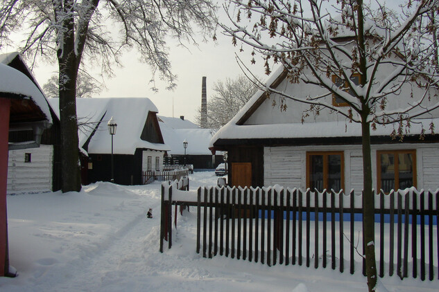 Betlém vánoční, zasněžený areál památkové rezervace lidové architektury Betlém